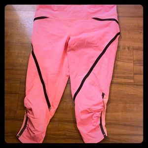 Lululemon excellent condition size 6 yoga capris